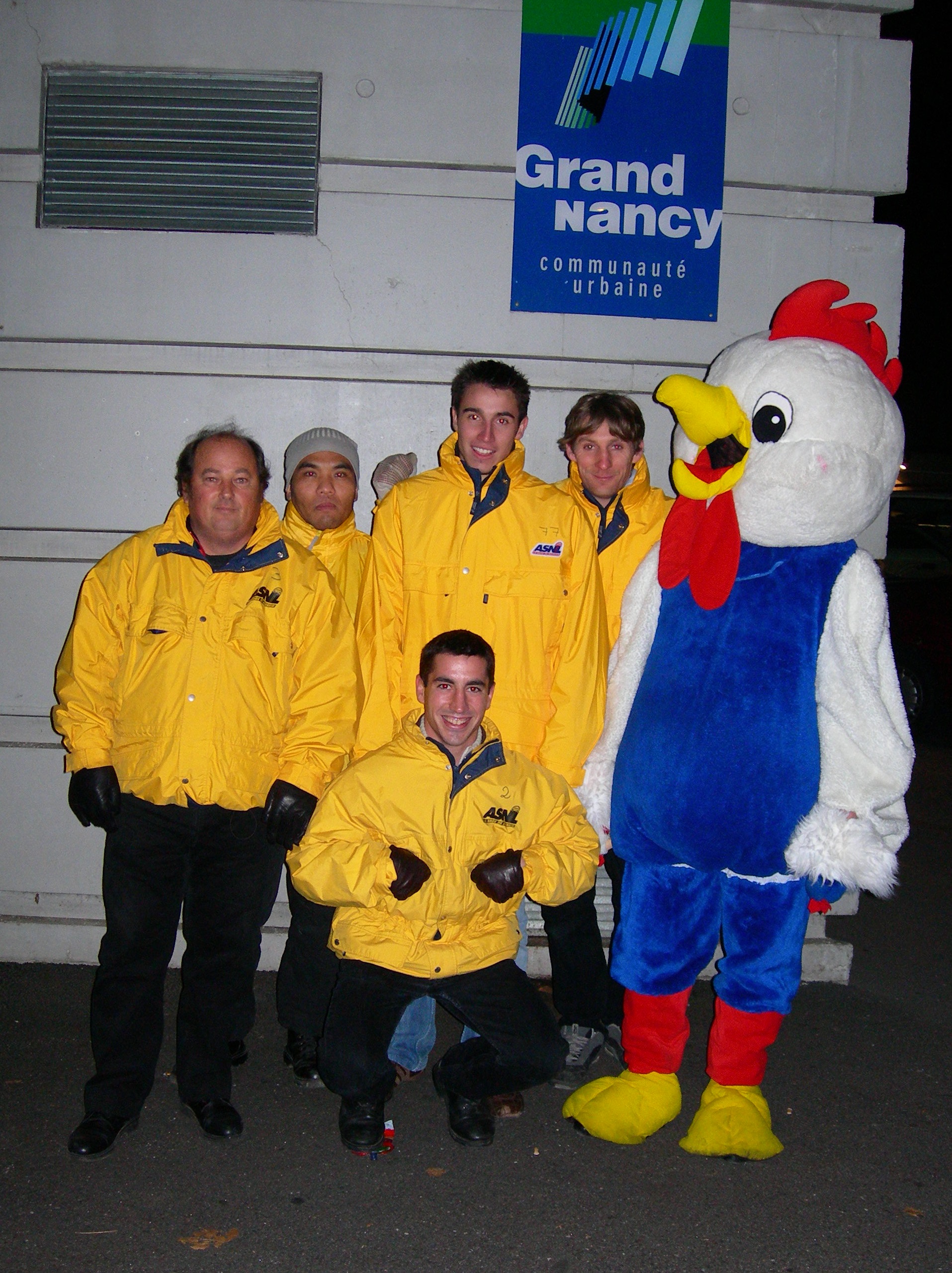 15 équipe de sécurité de l'ASNL avec la mascotte