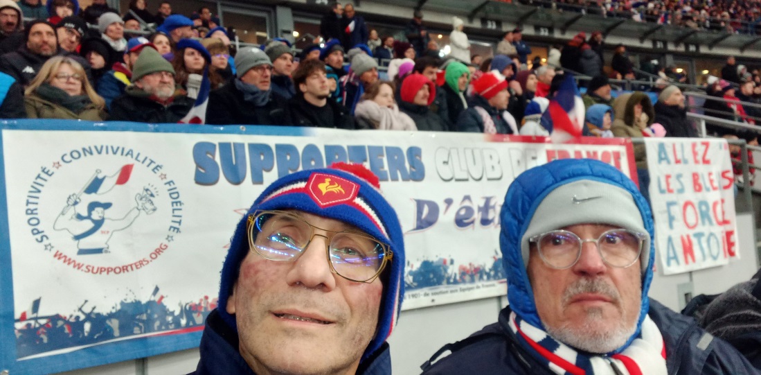 Antoine et Sylvain devant la banderole SCF