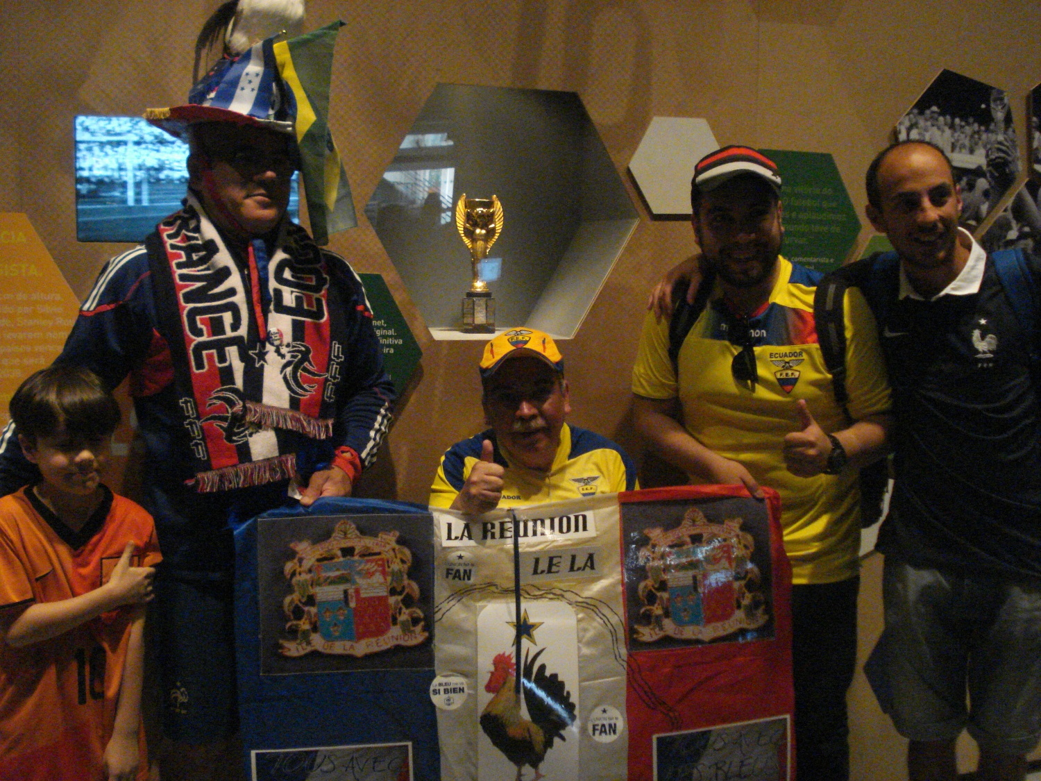 Avec supporters Equateur et Trophée Jules Rimet