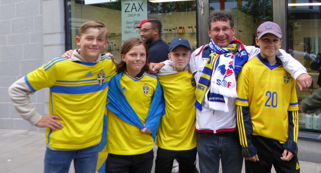 Bruno avec jeunes supporters suédois 2017
