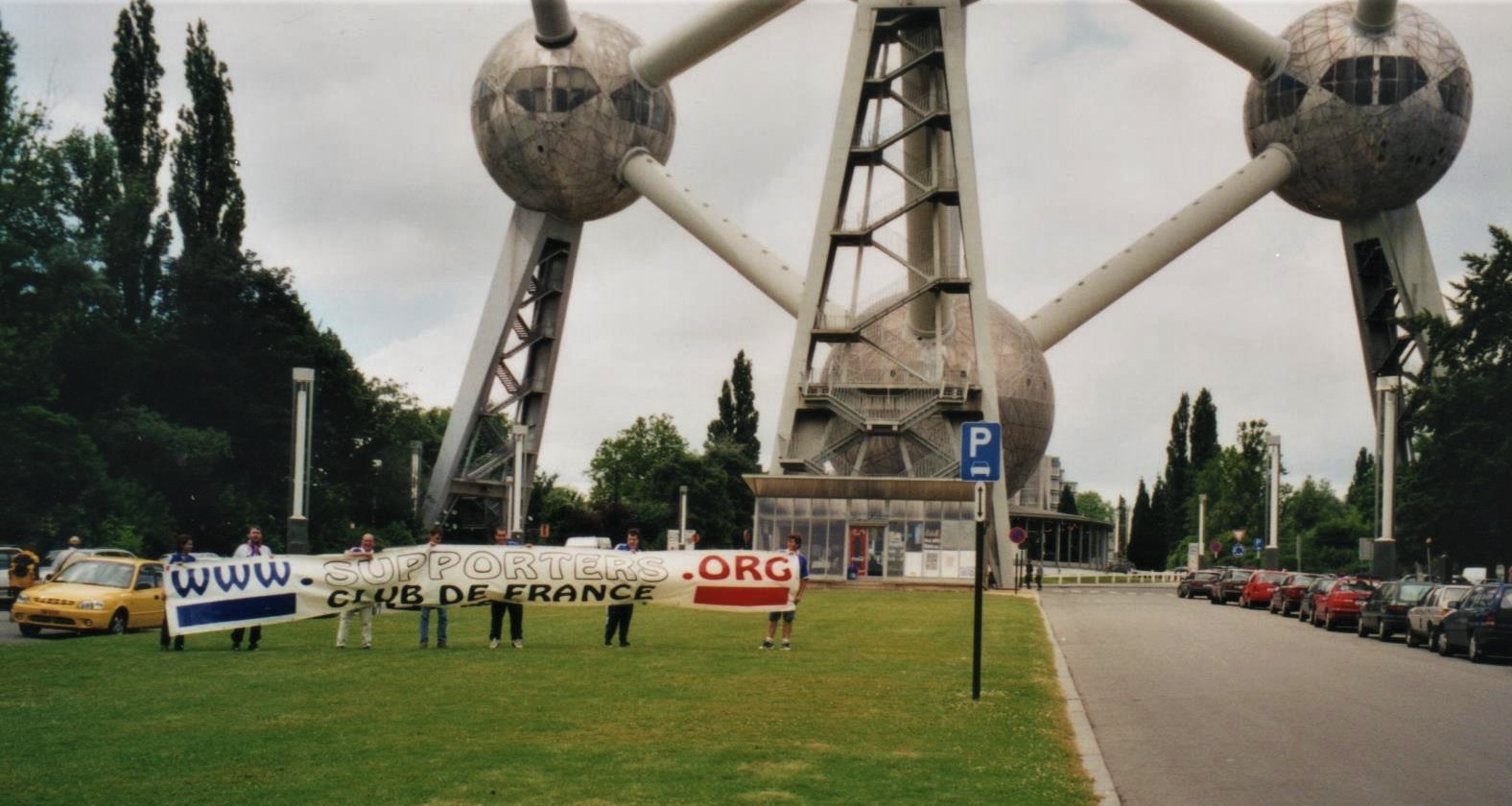 EURO 2000 banderole devant Atonium