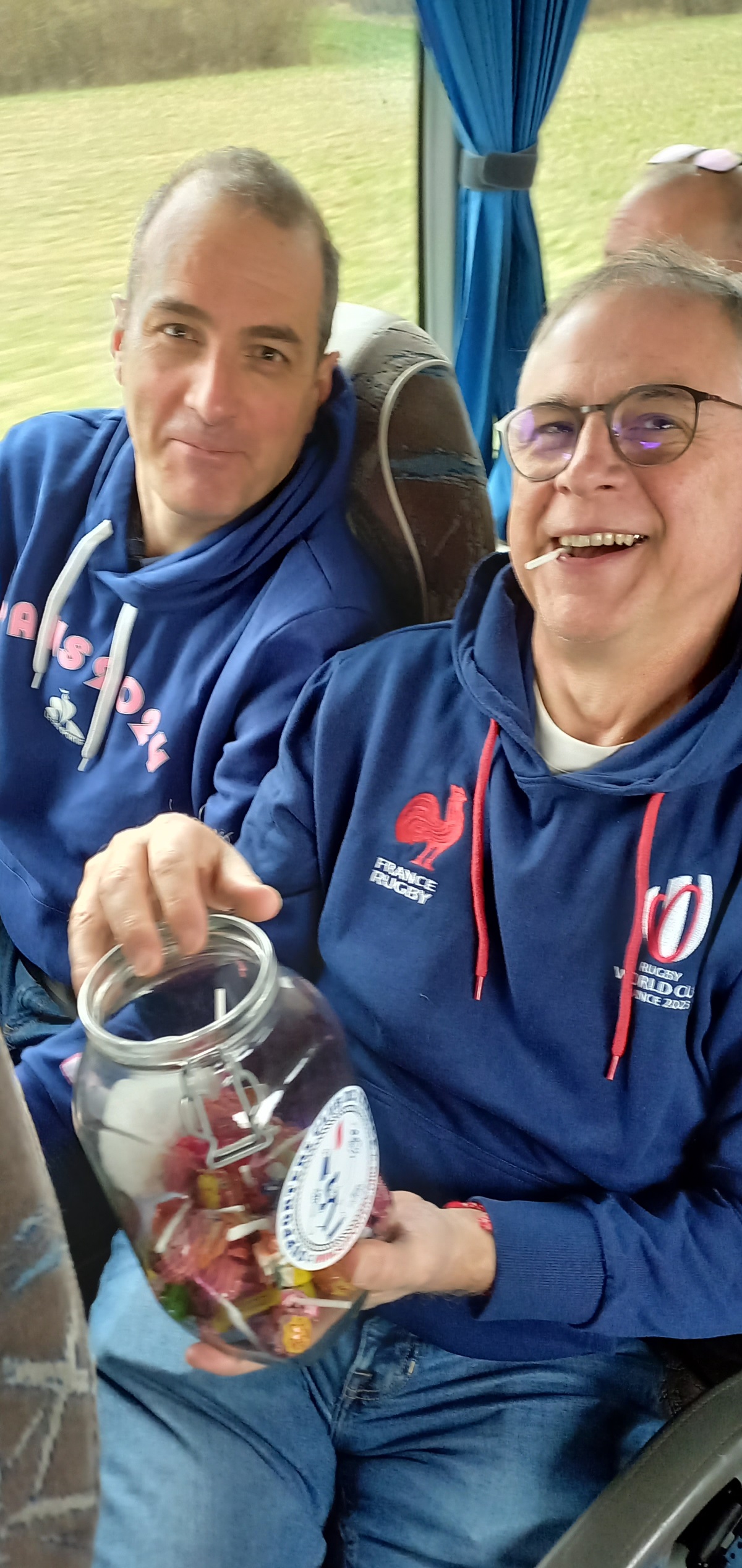 Gueorgui se jette sur les bonbons