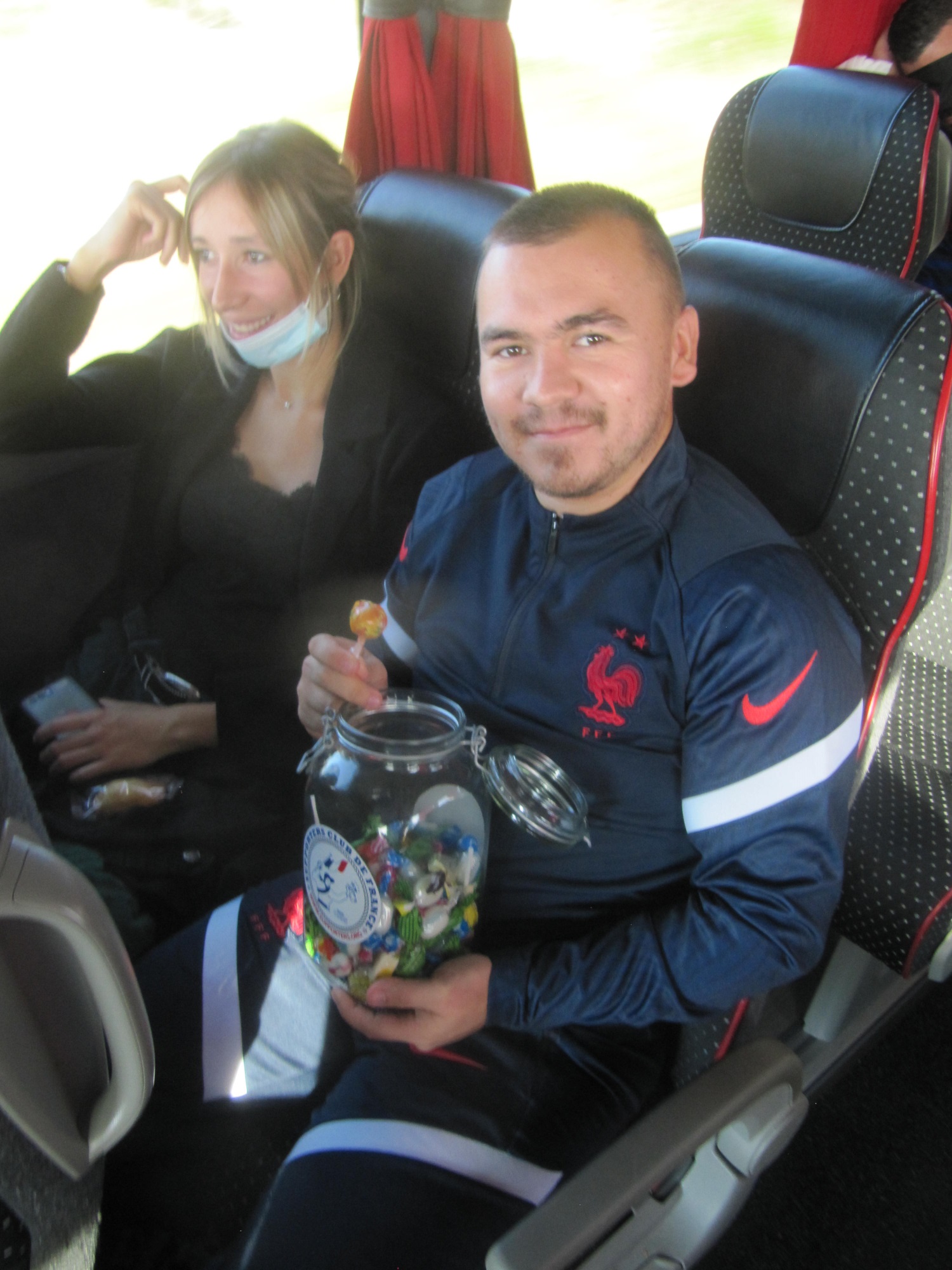 Guillaume bonbons devant le film A Fond