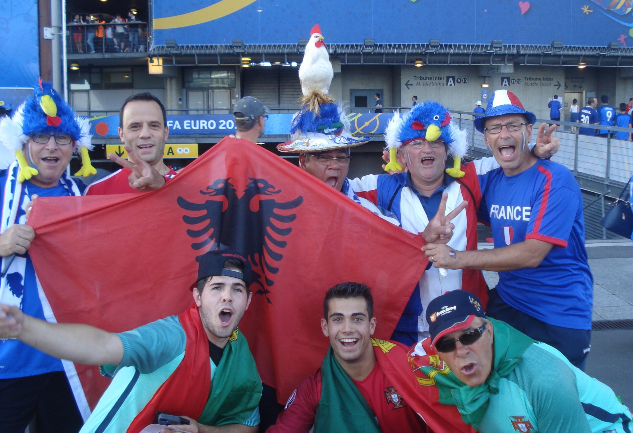 Jean Hubert avec supporters Albanais
