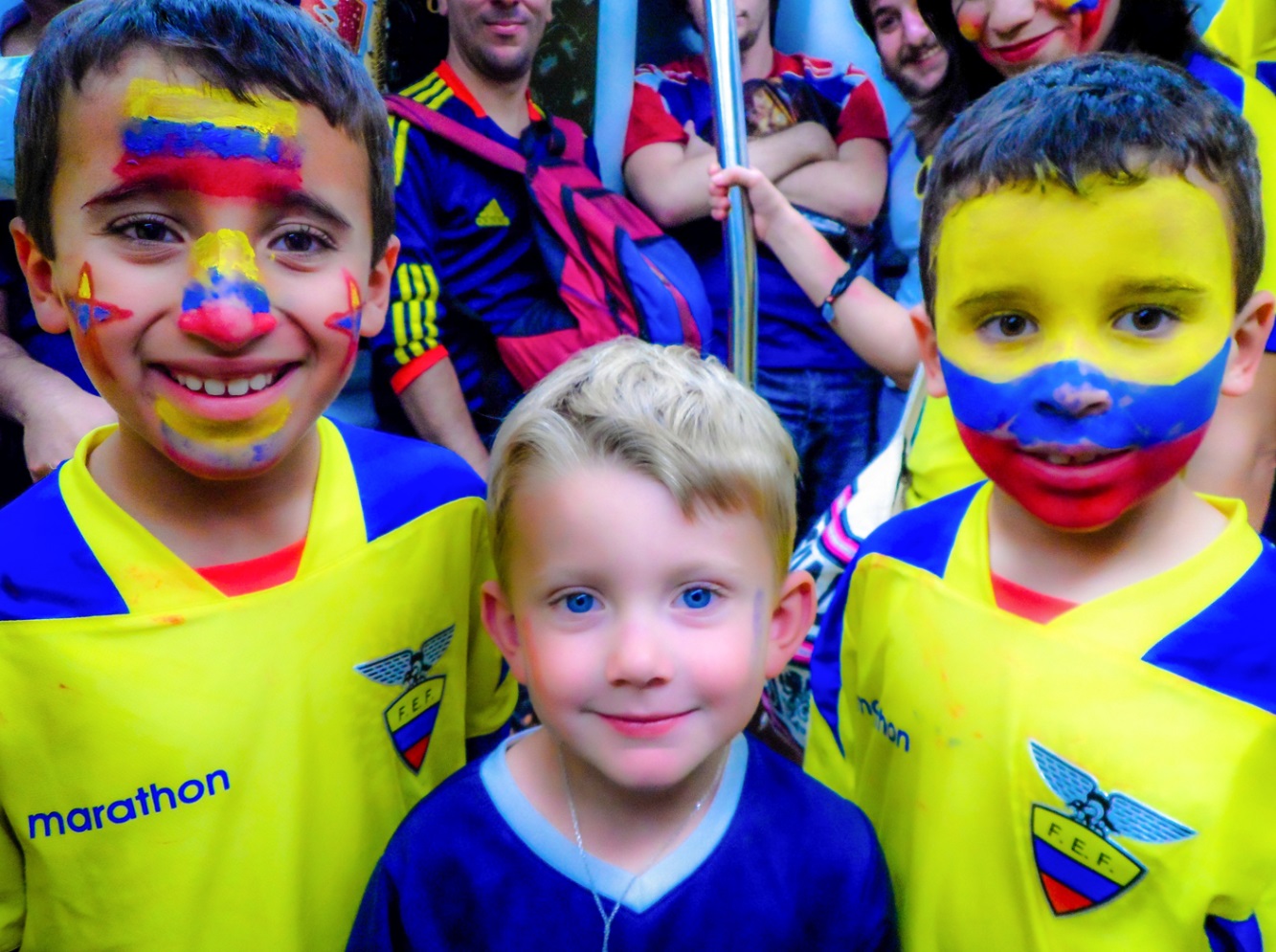 Leo avec de jeunes supporters équatoriens au Brésil