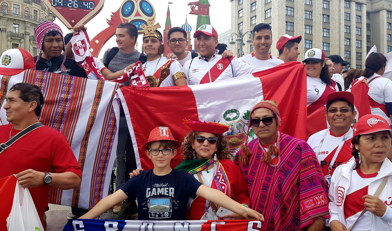 Leo avec supporters péruviens