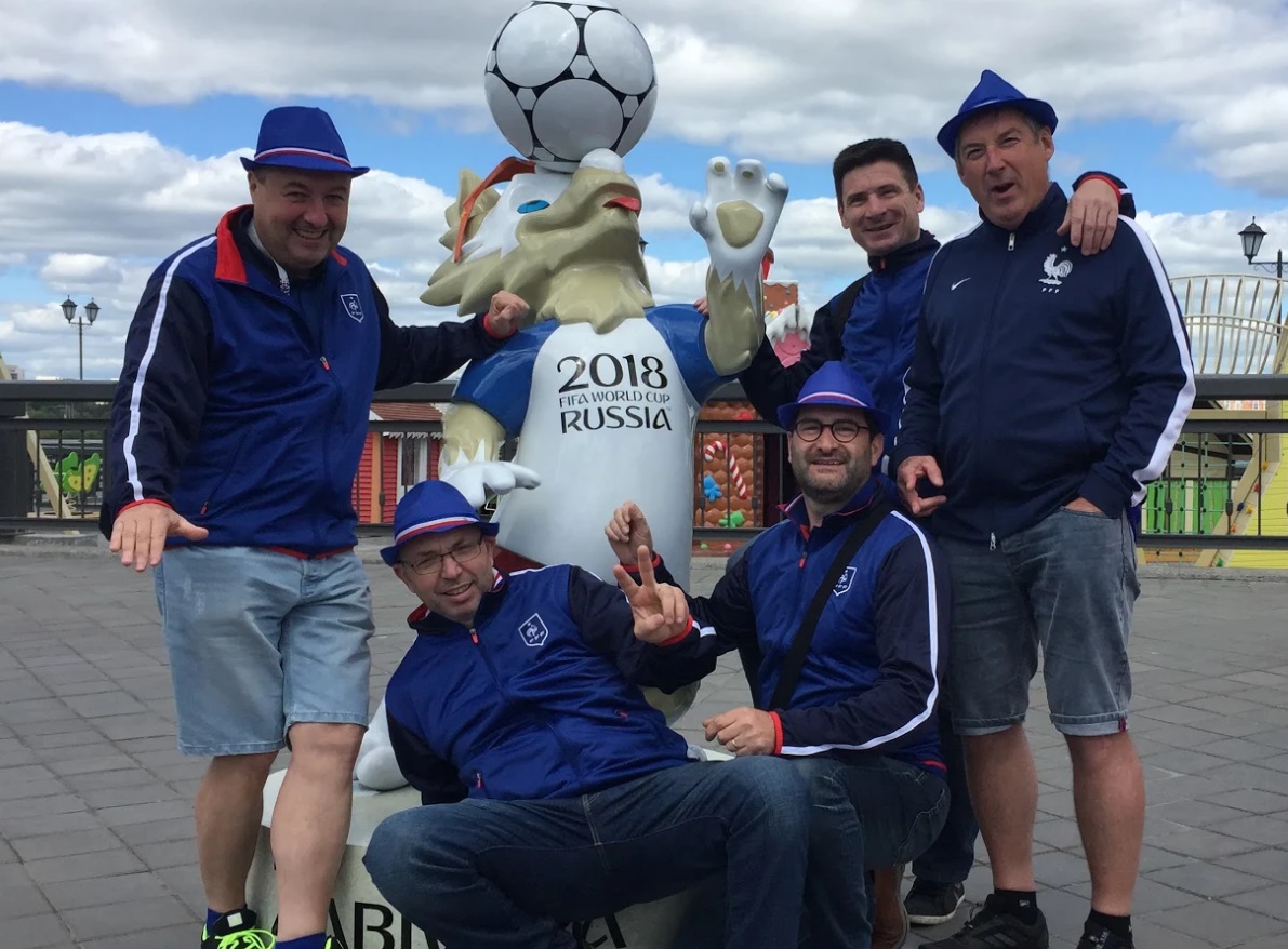 Les Lyonnais avec mascotte Russie 2018