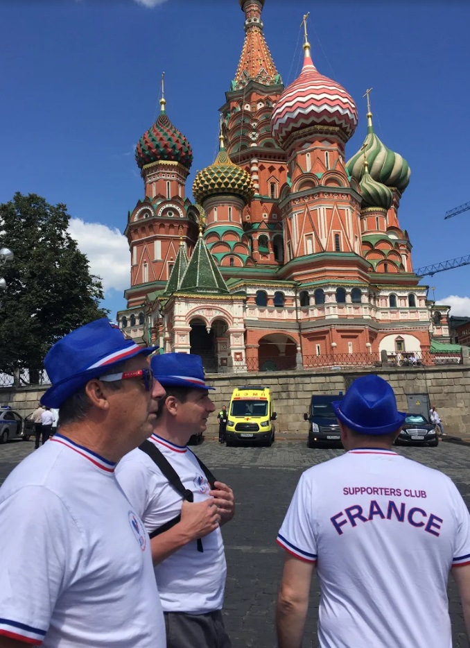 Les Lyonnais devant Basilique Place Rouge