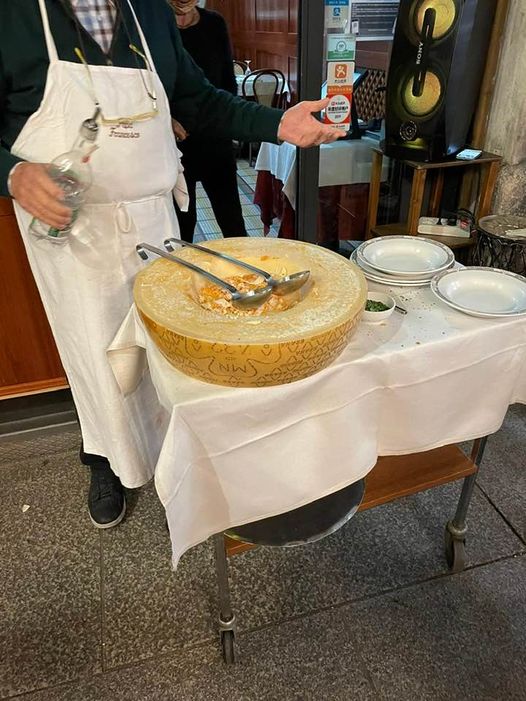 Les pates dans une meule au Parmesan chez Papa Francesco