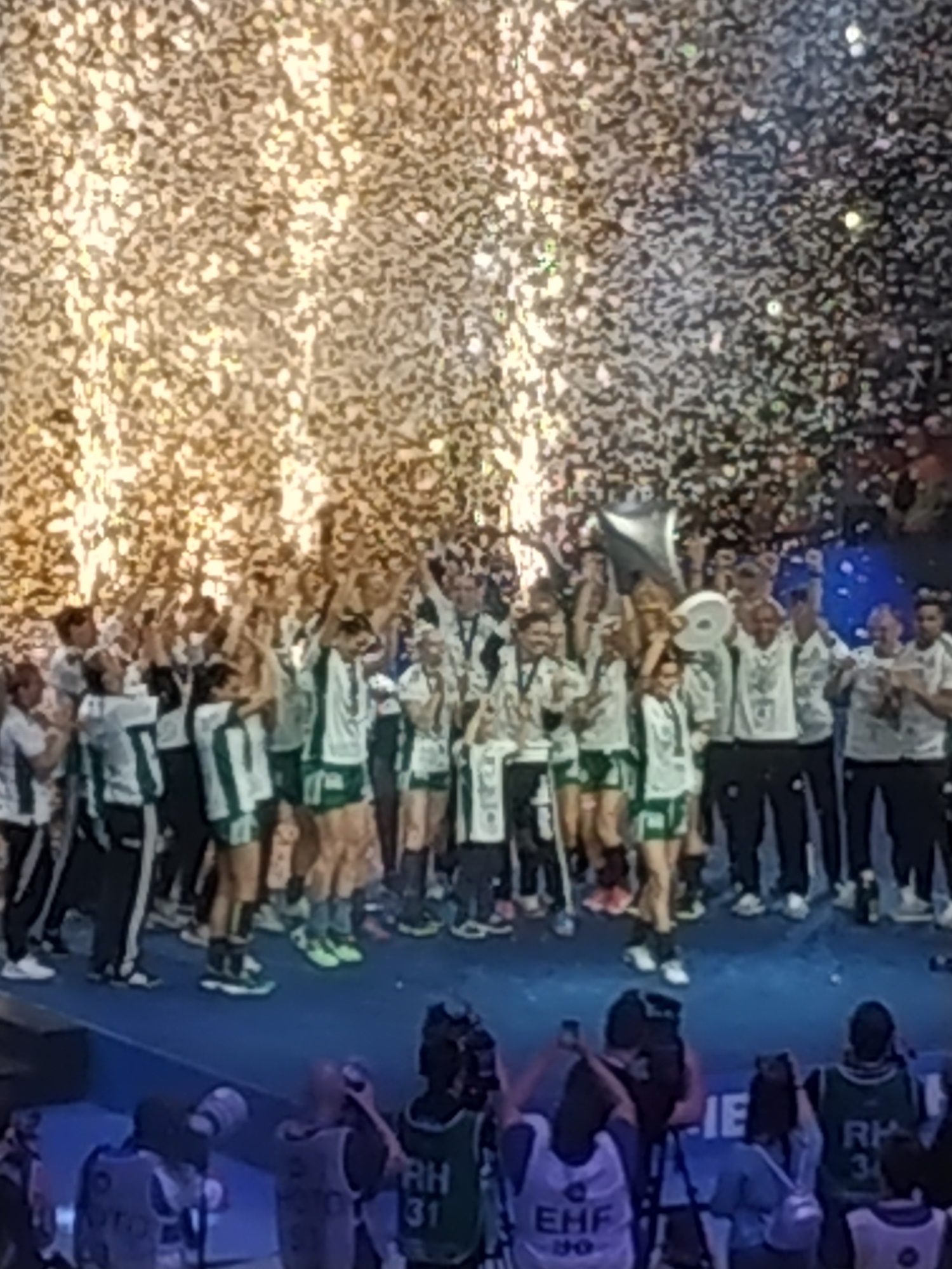 Metz Hand à Budapest