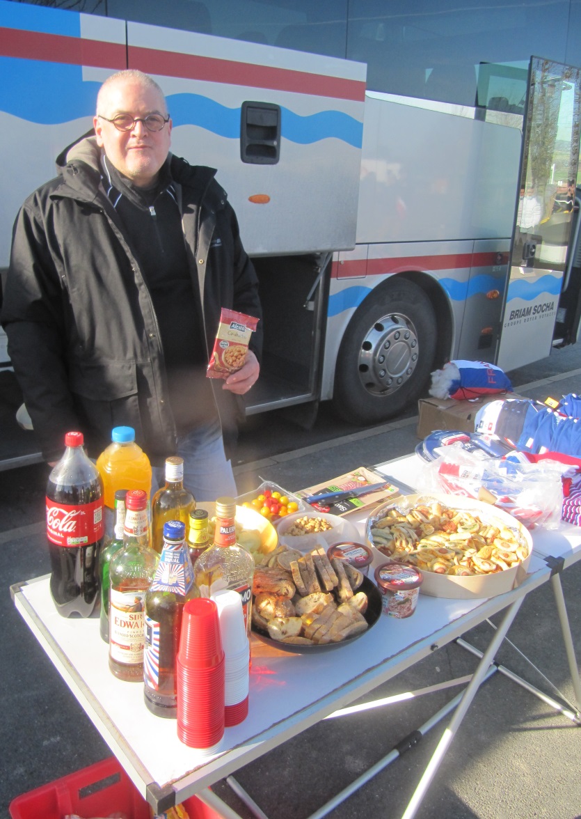 Patrice barman du Jour il a la cacahuéte