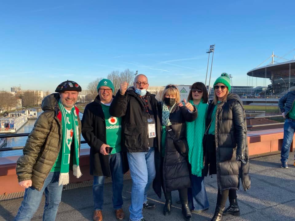 Patrice en pleine séduction avec des Irlandais. C'est pas gagné