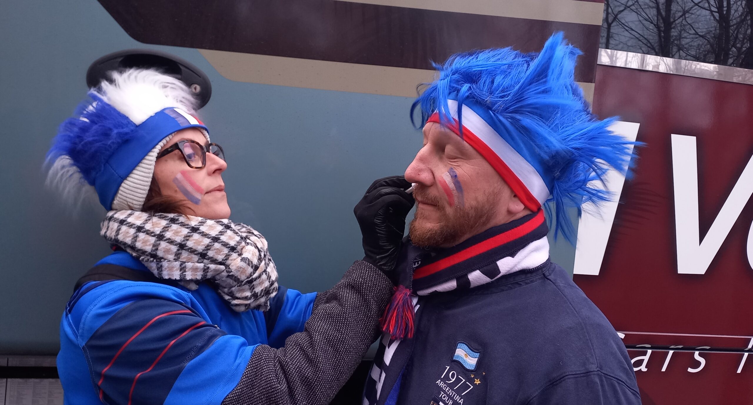 Séance maquillage au bus