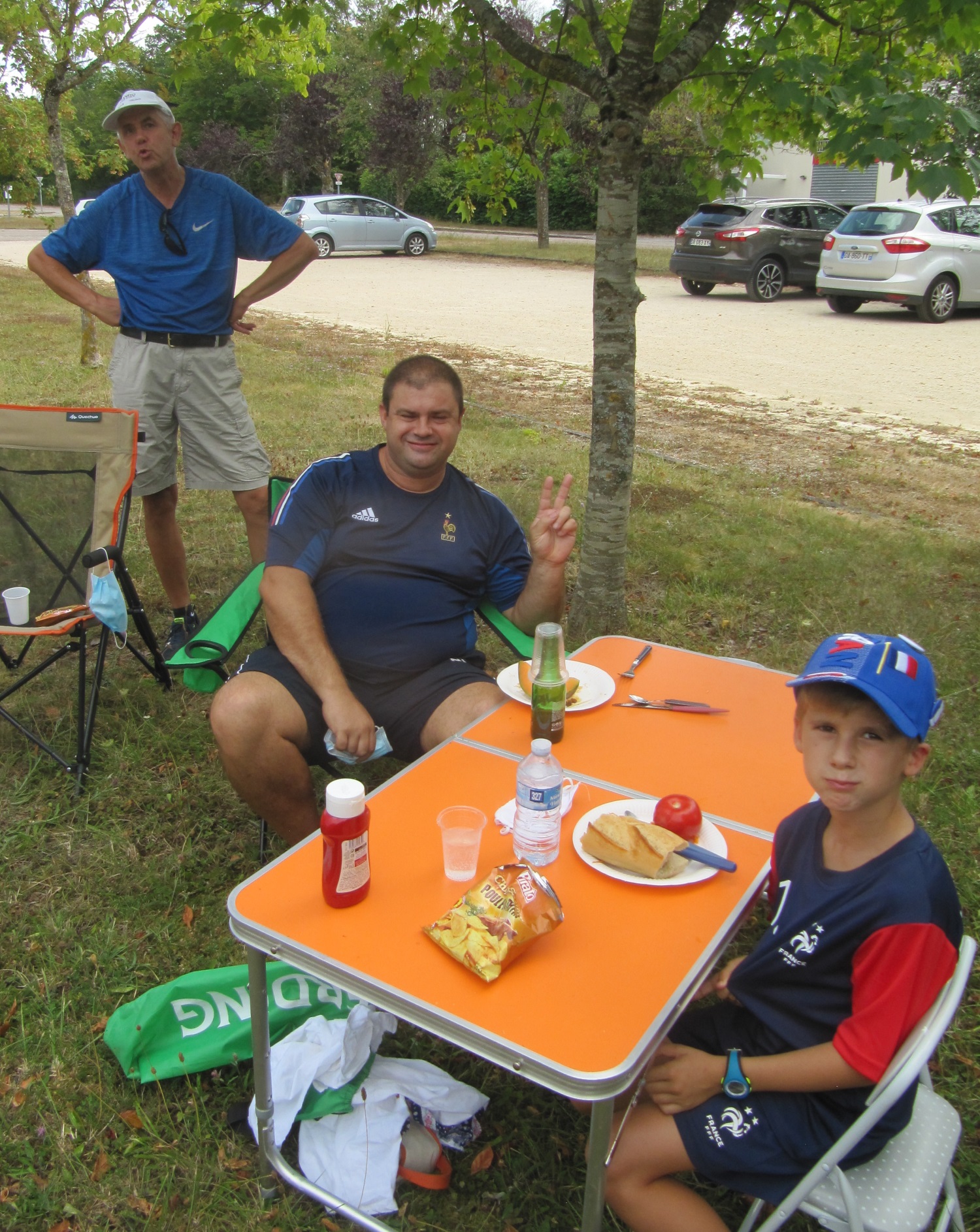 Stéphane et Corentin Hienne à table