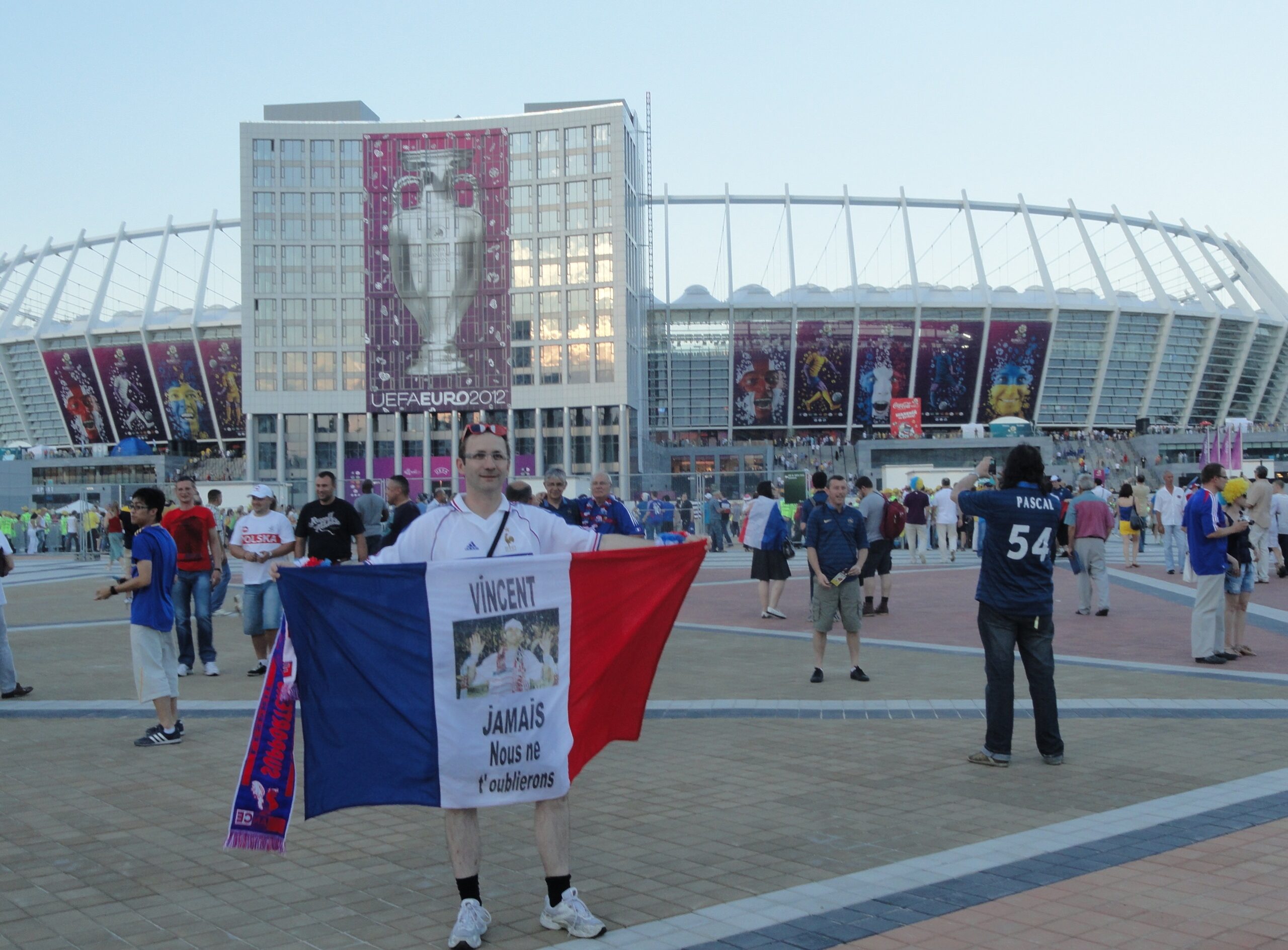 Sylvain devant Stade Kiev avec drapeau Vincent