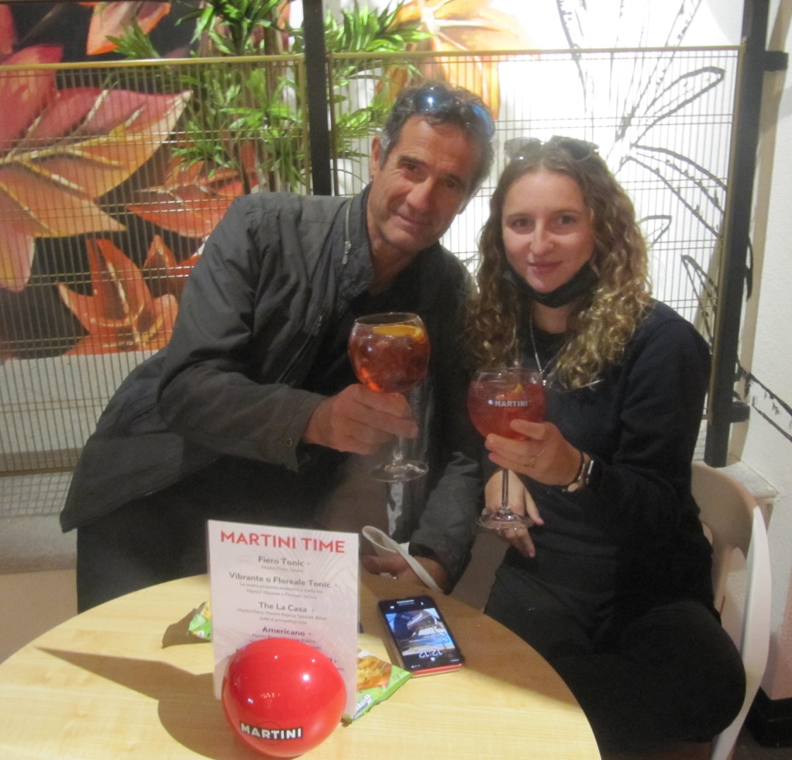 Thierry et Margaux trinquent le Coktail Frero Martini