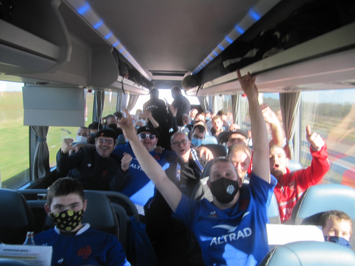 Une ambiance chaleureuse dans le bus